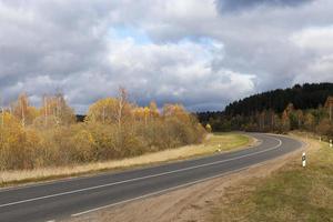 una carretera asfaltada en la temporada de otoño foto