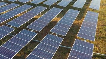 vue aérienne sur drone, vol au-dessus d'une ferme de panneaux solaires, énergie alternative verte renouvelable par panneaux de cellules solaires avec lumière du soleil video