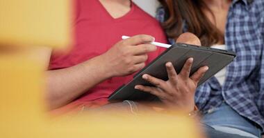 selektiver fokus, nahaufnahme, männliche hand verwenden bleistiftkontrolle auf tablette, während sie nach dem umzug in ihr neues haus, neues hauskonzept, die boxen zählen video