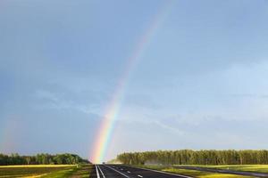 arco iris en el camino foto