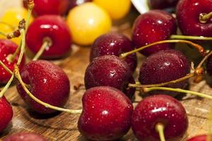 cerezas jugosas y maduras. foto