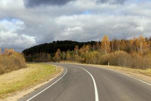 una carretera asfaltada en la temporada de otoño foto