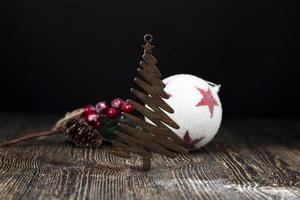 árbol de navidad de madera y otros juguetes de año nuevo para las vacaciones foto