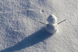 la temporada de invierno con figuras hechas de nieve fresca foto