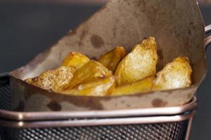rebanadas de patata fritas al horno, rodajas de patata cocidas rápidamente foto