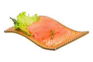 filete de salmón en el plato y fondo blanco foto