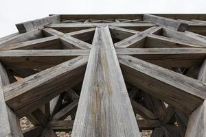 bastidores fuertes de viejas escaleras de madera foto