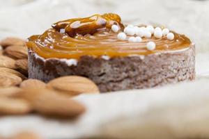 tartaleta con caramelo salado y nueces con requesón foto