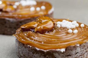 Tartaletas con caramelo salado suave foto