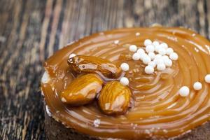 tartaleta con caramelo salado y nueces con requesón foto