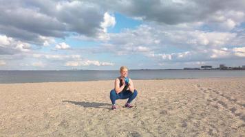 junge Frau trainiert am Strand in Zeitlupe video
