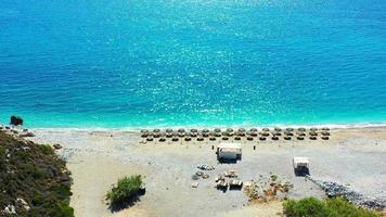 drohne fliegt über strand kombonada kythera griechenland video