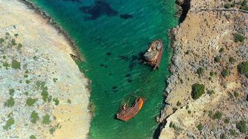 drone daalt af over scheepswrak navagio kalotaritissa griekenland video