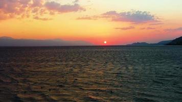 antena de la hermosa puesta de sol loutraki grecia video