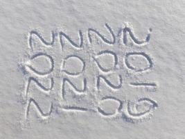 inscripciones caóticas de símbolos y letras en la nieve foto