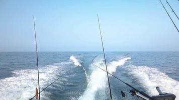 espirrando ondas do barco rápido em tempo real 4k video