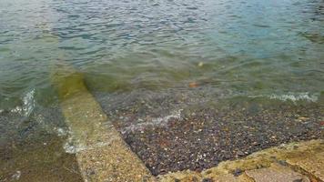 dolci onde che colpiscono la terraferma lago di como video