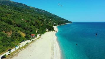 drone volar hacia atrás horefto playa grecia 4k 2 video