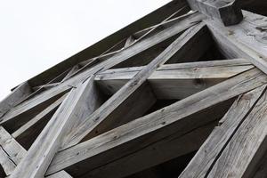 bastidores fuertes de viejas escaleras de madera foto