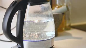 kokande vatten i vattenkokare i realtid 2 video