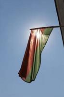 bandera del estado bielorruso en un cielo azul foto