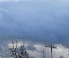 grúas de construcción y cielo foto