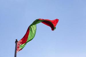 bandera del estado bielorruso en un cielo azul foto