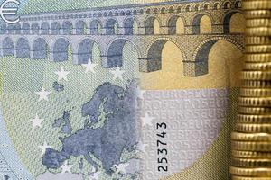 mapa y puente sobre los cinco euros de la unión europea foto
