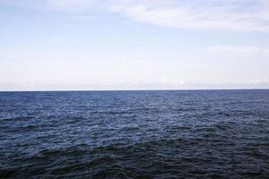 la costa del mar del frío mar báltico foto