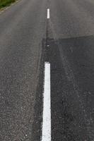 camino pavimentado con marcas viales blancas para la gestión del transporte foto