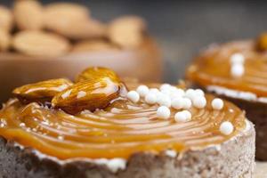 tartaleta con caramelo salado y nueces con requesón foto