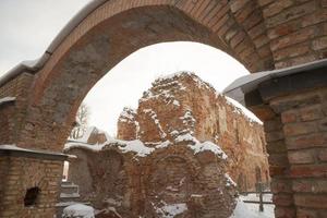 las ruinas de un antiguo castillo hecho de ladrillo rojo foto