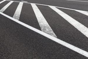 camino pavimentado con marcas viales blancas para la gestión del transporte foto