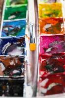pinturas multicolores mezcladas para la creatividad y el dibujo foto