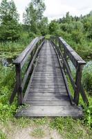 viejo puente de madera construido sobre el lago foto