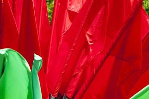 banderas verdes y rojas para decorar la ciudad foto