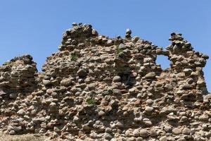 arruinado y cubierto de ruinas de hierba foto