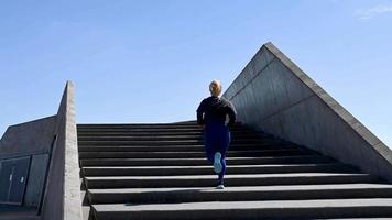 mujer joven atractiva, corriendo escaleras arriba, material de archivo de brian holm nielsen video