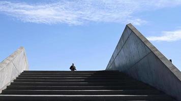 mujer joven atractiva, corriendo escaleras abajo en cámara lenta, material de archivo de brian holm nielsen video