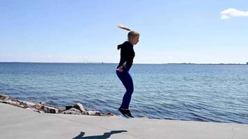 atractiva, en forma, mujer joven saltando la cuerda, material de archivo de brian holm nielsen video