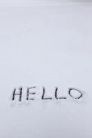 hola palabras dibujadas en la nieve foto