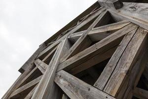 bastidores fuertes de viejas escaleras de madera foto
