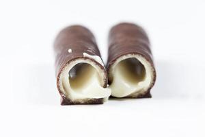 oblea crujiente con relleno de leche y cubierta de chocolate foto