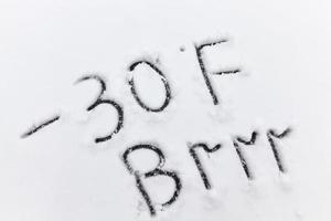 dibujados en la nieve, símbolos de temperatura que denotan un clima muy frío negativo foto