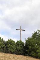 cruz de madera cerca de la iglesia foto