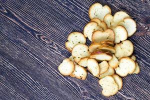 Galletas finas de centeno frito para un refrigerio, de cerca foto