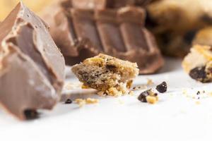 galletas de harina de trigo rotas y grandes trozos de chocolate dulce foto