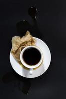 café aromático negro derramado por descuido foto