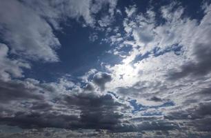 cielo azul en el momento soleado del día foto