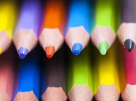 lápiz de madera de color ordinario con mina blanda de diferentes colores foto